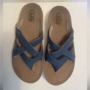 *NIB* CLIFFS SANDALS SIZE 6.5‎